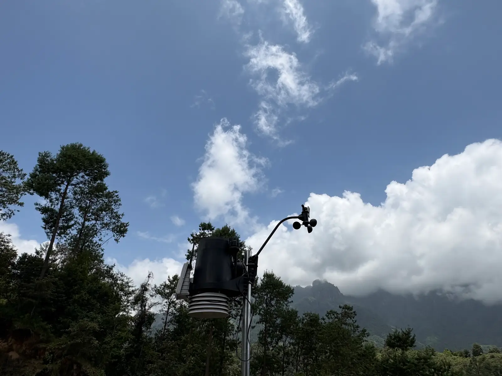 Sensores de una estación Mountain Meteorology contra el cielo de montaña